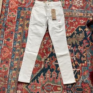 White Levi’s 311 Shaping Skinny